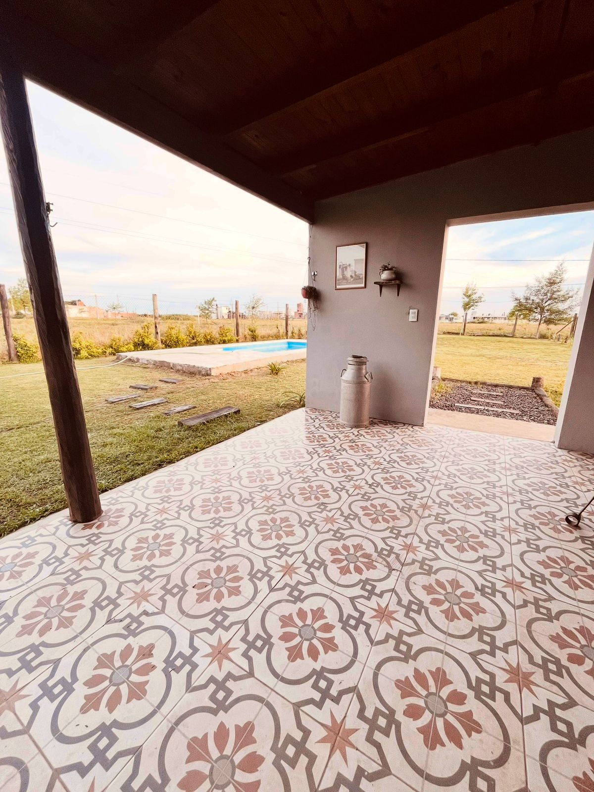 Galería con pisos de mosaico calcáreo y vista a la pileta