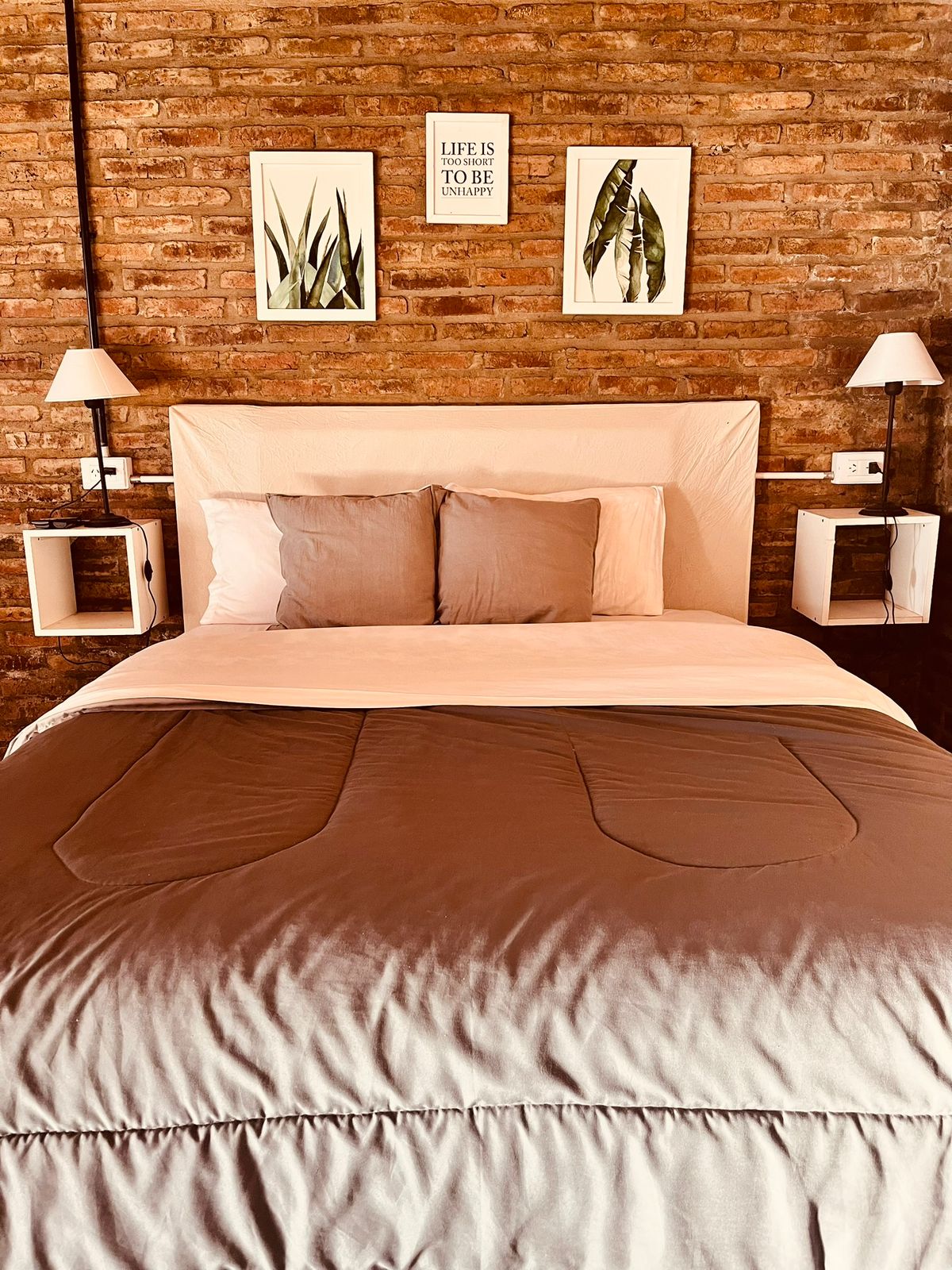 Dormitorio principal con pared de ladrillo visto