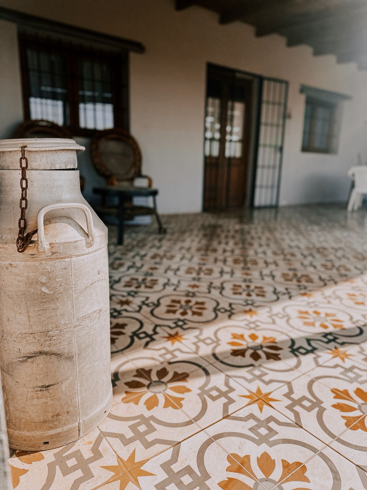 Galería con decoración rústica y tarro de leche antiguo
