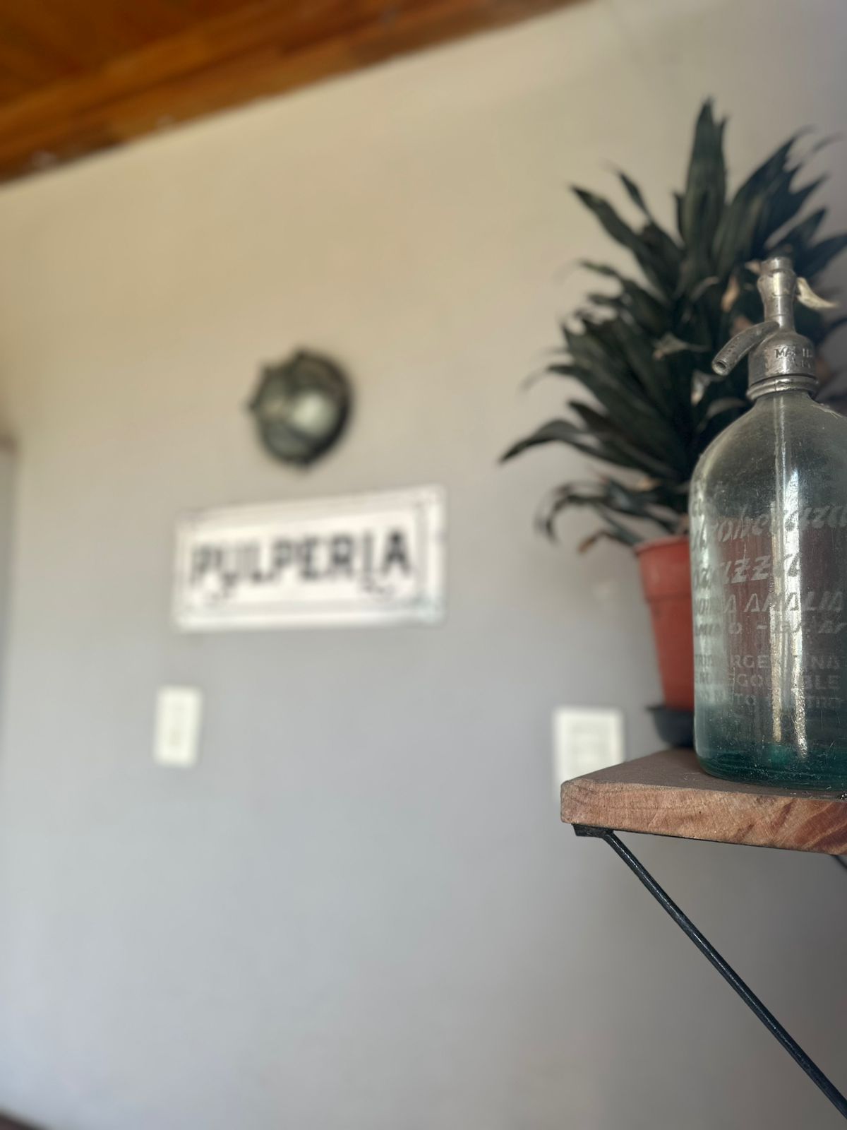 Decoración estilo pulpería con sifón antiguo