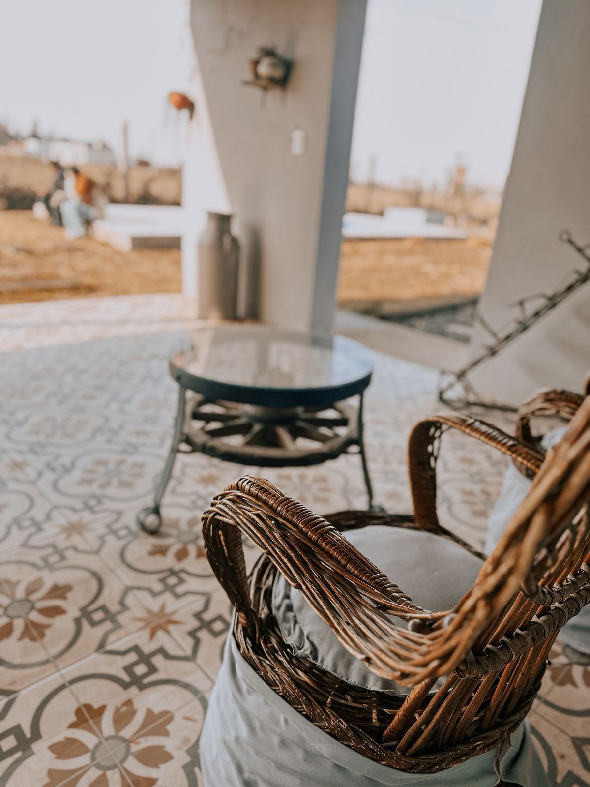 Sillón de mimbre en la galería