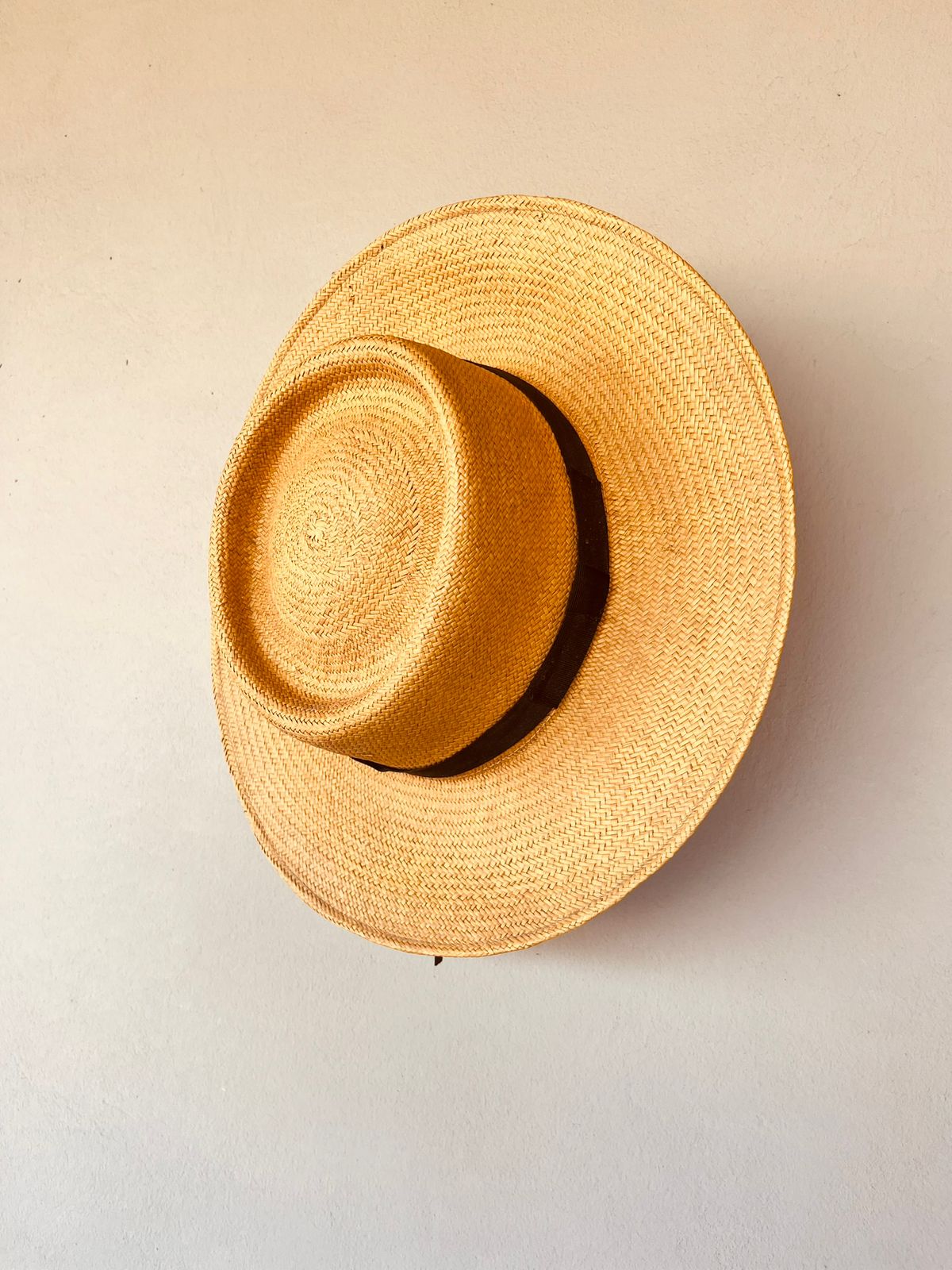 Sombrero gaucho de paja colgado en la pared