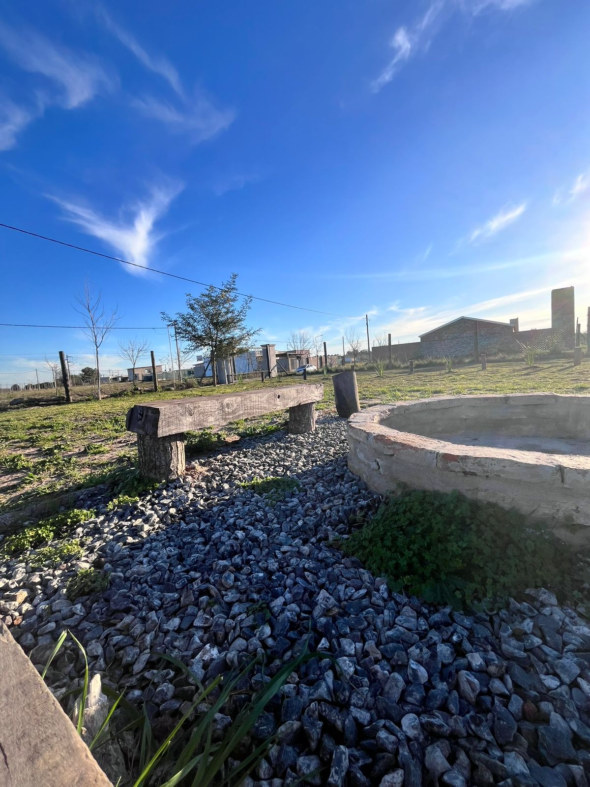 Área del fogonero con banco rústico de madera
