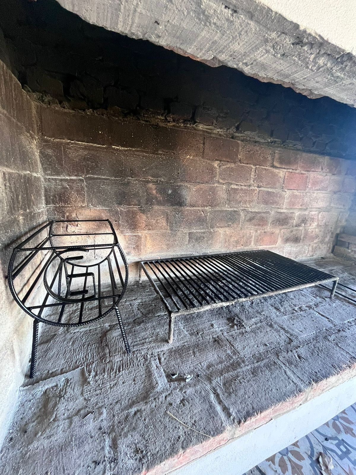 Parrilla de ladrillo con parrillero