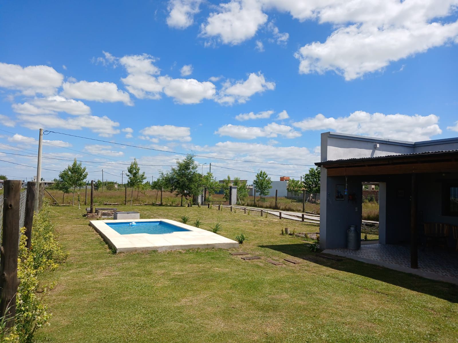 Vista panorámica de El Gaucho Casa Quinta con jardín y pileta